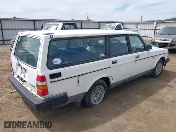 ✅ 1990 Volvo 240 • VIN: YV1AA8855L1855012 • Lot: 42533844. Wystawiony na IAAI z przebiegiem 317 063 mil. Bezpłatny archiwum sprzedaży aukcyjnych z USA i szczegółowy raport historii pojazdu na DreamBid. Zdjęcie 4.