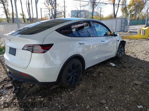 ✅ 2024 Tesla Model Y Long Range • VIN: 7SAYGDEE6RF186297 • Lot: 43597490. Wystawiony na IAAI z przebiegiem Nie podano. Bezpłatny archiwum sprzedaży aukcyjnych z USA i szczegółowy raport historii pojazdu na DreamBid. Zdjęcie 4.