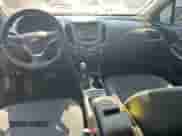 ✅ 2018 Chevrolet Cruze LT • VIN: 1G1BE5SM0J7100110 • Lot: 91317525. Wystawiony na Copart z przebiegiem 120 759 mil mil. Skorzystaj z bezpłatnego archiwum sprzedaży aukcyjnych z USA i zobacz szczegółowy raport historii pojazdu na DreamBid. Zdjęcie 9.