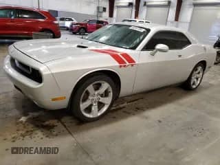 2010 Dodge Challenger R/T Classic с VIN 2B3CJ5DT6AH219927, выставлен на аукционе Copart как лот 66267295 с пробегом 111 686 миль миль и Списание • Salvage title. История ставок и продаж доступна на DreamBid. Изображение 1.