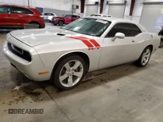 ✅ 2010 Dodge Challenger R/T Classic • VIN: 2B3CJ5DT6AH219927 • Лот: 66267295. Опубликован ранее на Copart с пробегом 111 686 миль. Бесплатный доступ к архиву аукционных продаж из США и подробный отчёт об истории автомобиля на DreamBid. Изображение 1.