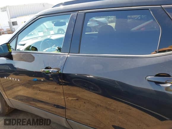 2021 Chevrolet Blazer LT z VIN 3GNKBCR41MS529103, wystawiony jako IAAI lot #41783784 z przebiegiem 45 423 mil mil oraz . Historia ofert i sprzedaży dostępna na DreamBid. Obrazek 14.