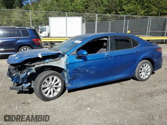 2019 Toyota Camry LE z VIN 4T1B11HK7KU264700, wystawiony jako Copart lot #85474625 z przebiegiem 128 420 mil mil oraz Szkoda całkowita • Salvage title. Historia ofert i sprzedaży dostępna na DreamBid. Obrazek 1.