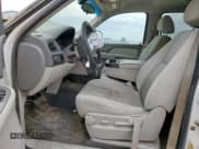 ✅ 2009 Chevrolet Suburban LS • VIN: 1GNFC160X9R175399 • Lot: 84414205. Wystawiony na Copart z przebiegiem 150 715 mil. Bezpłatny archiwum sprzedaży aukcyjnych z USA i szczegółowy raport historii pojazdu na DreamBid. Zdjęcie 7.