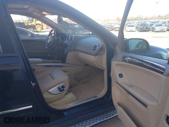 ✅ 2008 Mercedes-Benz M 550 • VIN: 4JGBB72E88A375401 • Lot: 41748376. Wystawiony na IAAI z przebiegiem 97 784 mil. Bezpłatny archiwum sprzedaży aukcyjnych z USA i szczegółowy raport historii pojazdu na DreamBid. Zdjęcie 5.