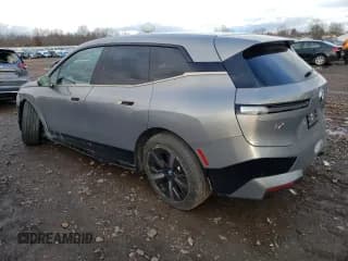 ✅ 2023 BMW iX xDrive50 • VIN: WB523CF03PCL64040 • Lot: 36400593. Wystawiony na Copart z przebiegiem 1 399 mil. Bezpłatny archiwum sprzedaży aukcyjnych z USA i szczegółowy raport historii pojazdu na DreamBid. Zdjęcie 2.