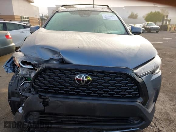 ✅ 2023 Toyota Corolla Cross LE • VIN: 7MUCAABG5PV045801 • Lot: 43504678. Wystawiony na IAAI z przebiegiem 24 996 mil. Bezpłatny archiwum sprzedaży aukcyjnych z USA i szczegółowy raport historii pojazdu na DreamBid. Zdjęcie 12.