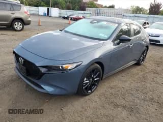 ✅ 2025 Mazda 3 S Carbon Edition • VIN: JM1BPBLM2S1782667 • Lot: 69340225. Wystawiony na Copart z przebiegiem 1 638 mil. Bezpłatny archiwum sprzedaży aukcyjnych z USA i szczegółowy raport historii pojazdu na DreamBid. Zdjęcie 1.