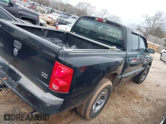 2005 Dodge Dakota Laramie z VIN 1D7HE58NX5S210320, wystawiony jako IAAI lot #41767606 z przebiegiem Nie podano mil oraz . Historia ofert i sprzedaży dostępna na DreamBid. Obrazek 4.