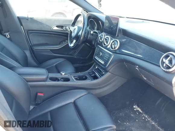 ✅ 2019 Mercedes-Benz CLA 250 • VIN: WDDSJ4EB4KN739956 • Lot: 43578031. Wystawiony na IAAI z przebiegiem 85 111 mil. Bezpłatny archiwum sprzedaży aukcyjnych z USA i szczegółowy raport historii pojazdu na DreamBid. Zdjęcie 5.