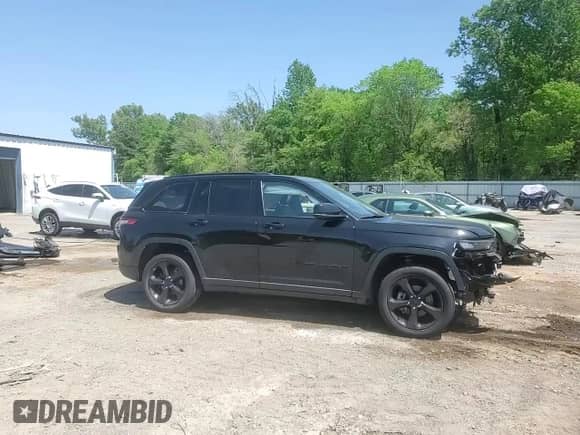 2022 Jeep Grand Cherokee Altitude z VIN 1C4RJGAG7N8572670, wystawiony jako Copart lot #52362295 z przebiegiem 35 921 mil mil oraz Szkoda całkowita • Salvage title. Historia ofert i sprzedaży dostępna na DreamBid. Obrazek 14.
