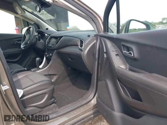 ✅ 2020 Chevrolet Trax LT • VIN: KL7CJPSB1LB344850 • Lot: 42904445. Wystawiony na IAAI z przebiegiem 14 489 mil. Bezpłatny archiwum sprzedaży aukcyjnych z USA i szczegółowy raport historii pojazdu na DreamBid. Zdjęcie 5.