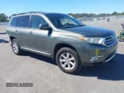 ✅ 2013 Toyota Highlander SE • VIN: 5TDZK3EH9DS103583 • Лот: 43472460. Опубликован ранее на IAAI с пробегом 105 782 миль. Бесплатный доступ к архиву аукционных продаж из США и подробный отчёт об истории автомобиля на DreamBid. Изображение 1.