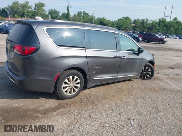 ✅ 2017 Chrysler Pacifica Touring L • VIN: 2C4RC1BGXHR734516 • Lot: 42611052. Listed on IAAI with 149,207 mi. Free auction sales archive from the USA and detailed vehicle history report at DreamBid. Image 4.