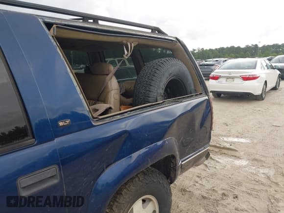 ✅ 1999 GMC Suburban • VIN: 3GKFK16R2XG501319 • Лот: 42491117. Опубликован ранее на IAAI с пробегом 231 561 миль. Бесплатный доступ к архиву аукционных продаж из США и подробный отчёт об истории автомобиля на DreamBid. Изображение 6.