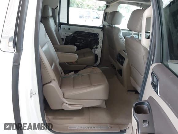 ✅ 2020 Chevrolet Suburban LT • VIN: 1GNSCHKC3LR181222 • Lot: 43047813. Wystawiony na IAAI z przebiegiem 103 318 mil. Bezpłatny archiwum sprzedaży aukcyjnych z USA i szczegółowy raport historii pojazdu na DreamBid. Zdjęcie 8.