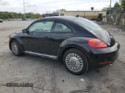 ✅ 2014 Volkswagen Beetle 2.5L • VIN: 3VWJP7AT5EM613525 • Lot: 71796745. Wystawiony na Copart z przebiegiem 130 325 mil. Bezpłatny archiwum sprzedaży aukcyjnych z USA i szczegółowy raport historii pojazdu na DreamBid. Zdjęcie 2.