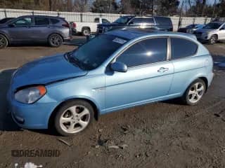 2010 Hyundai Accent SE z VIN KMHCN3AC9AU181792, wystawiony jako Copart lot #88247215 z przebiegiem 155 578 mil mil oraz Czysty tytuł • Clean title. Historia ofert i sprzedaży dostępna na DreamBid. Obrazek 1.