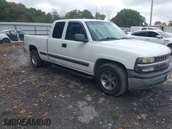 ✅ 2002 Chevrolet Silverado 1500 LS • VIN: 1GCEC19W52Z117677 • Lot: 43555653. Listed on IAAI with 361,829 mi. Free auction sales archive from the USA and detailed vehicle history report at DreamBid. Image 1.