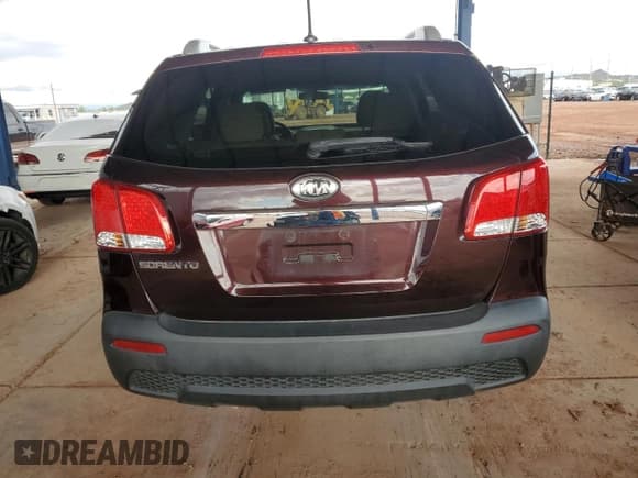 ✅ 2012 Kia Sorento LX • VIN: 5XYKT3A29CG190784 • Lot: 93637575. Wystawiony na Copart z przebiegiem 111 744 mil. Bezpłatny archiwum sprzedaży aukcyjnych z USA i szczegółowy raport historii pojazdu na DreamBid. Zdjęcie 6.
