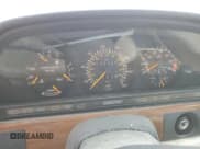 ✅ 1991 Mercedes-Benz 300 SE • VIN: WDBCA24D6MA588990 • Лот: 68976685. Опубликован ранее на Copart с пробегом 163 383 миль. Бесплатный доступ к архиву аукционных продаж из США и подробный отчёт об истории автомобиля на DreamBid. Изображение 9.