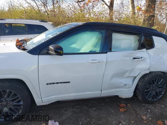 ✅ 2023 Jeep Compass (RED) Edition • VIN: 3C4NJDCN6PT502624 • Lot: 40811750. Wystawiony na IAAI z przebiegiem 18 595 mil. Bezpłatny archiwum sprzedaży aukcyjnych z USA i szczegółowy raport historii pojazdu na DreamBid. Zdjęcie 14.