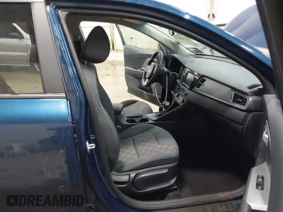 ✅ 2019 Kia Niro FE • VIN: KNDCB3LC4K5263158 • Lot: 43718072. Wystawiony na IAAI z przebiegiem 71 213 mil. Bezpłatny archiwum sprzedaży aukcyjnych z USA i szczegółowy raport historii pojazdu na DreamBid. Zdjęcie 5.