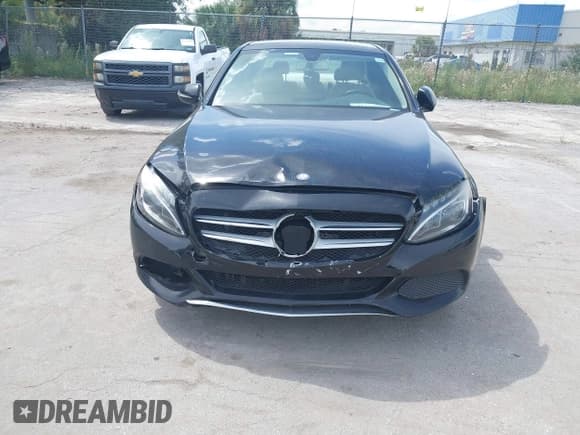 ✅ 2015 Mercedes-Benz C 300 Luxury • VIN: 55SWF4KB5FU005072 • Lot: 43271086. Wystawiony na IAAI z przebiegiem 145 119 mil. Bezpłatny archiwum sprzedaży aukcyjnych z USA i szczegółowy raport historii pojazdu na DreamBid. Zdjęcie 11.