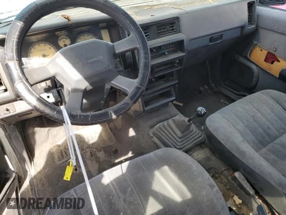 ✅ 1993 Nissan Hardbody • VIN: 1N6HD16SXPC403057 • Lot: 70412685. Wystawiony na Copart z przebiegiem 250 617 mil. Bezpłatny archiwum sprzedaży aukcyjnych z USA i szczegółowy raport historii pojazdu na DreamBid. Zdjęcie 8.