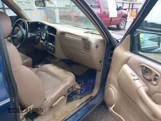 2000 Chevrolet Blazer LT z VIN 1GNCS13W7Y2137022, wystawiony jako IAAI lot #42617093 z przebiegiem 167 678 mil mil oraz . Historia ofert i sprzedaży dostępna na DreamBid. Obrazek 5.