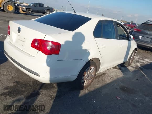 ✅ 2007 Volkswagen Jetta • VIN: 3VWGG71K47M076277 • Лот: 41356422. Опубликован ранее на IAAI с пробегом 176 821 миль. Бесплатный доступ к архиву аукционных продаж из США и подробный отчёт об истории автомобиля на DreamBid. Изображение 4.