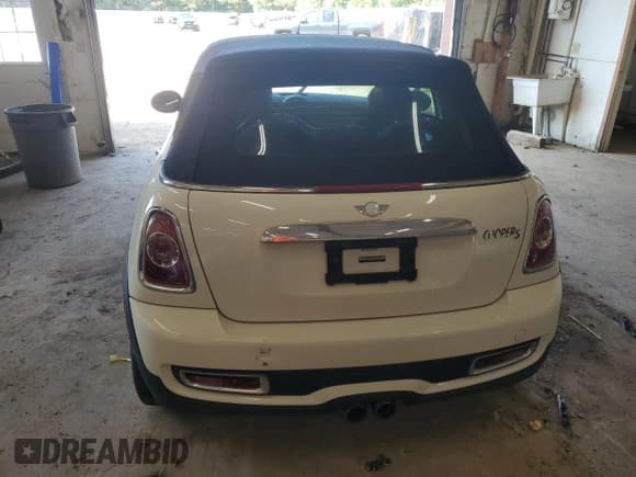 ✅ 2011 MINI Convertible S • VIN: WMWZP3C58BTX84485 • Лот: 61093475. Опубликован ранее на Copart с пробегом 136 979 миль. Бесплатный доступ к архиву аукционных продаж из США и подробный отчёт об истории автомобиля на DreamBid. Изображение 6.