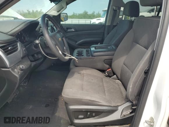 ✅ 2020 Chevrolet Suburban LS • VIN: 1GNSCGEC0LR225957 • Lot: 64193324. Wystawiony na Copart z przebiegiem 82 347 mil. Bezpłatny archiwum sprzedaży aukcyjnych z USA i szczegółowy raport historii pojazdu na DreamBid. Zdjęcie 7.