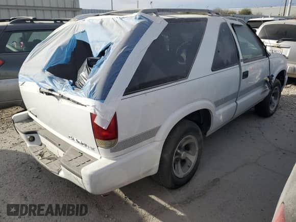 1998 Chevrolet Blazer LS z VIN 1GNCS18W2WK210514, wystawiony jako Copart lot #84345354 z przebiegiem Nie podano mil oraz Nie do naprawy • Non repairable. Historia ofert i sprzedaży dostępna na DreamBid. Obrazek 3.