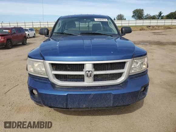 2010 Dodge Dakota Bighorn/Lonestar z VIN 1D7CW3BK2AS244711, wystawiony jako Copart lot #73563974 z przebiegiem 178 979 mil mil oraz Czysty tytuł • Clean title. Historia ofert i sprzedaży dostępna na DreamBid. Obrazek 5.