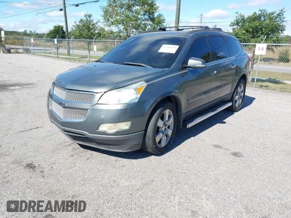 ✅ 2011 Chevrolet Traverse LTZ • VIN: 1GNKRLED9BJ141777 • Lot: 43581134. Wystawiony na IAAI z przebiegiem Nie podano. Bezpłatny archiwum sprzedaży aukcyjnych z USA i szczegółowy raport historii pojazdu na DreamBid. Zdjęcie 2.