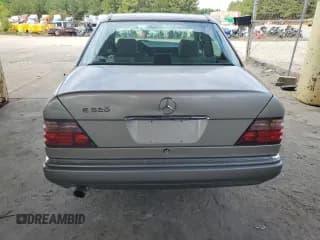 ✅ 1995 Mercedes-Benz E 320 • VIN: WDBEA32E4SC269955 • Lot: 72137264. Wystawiony na Copart z przebiegiem 218 960 mil. Bezpłatny archiwum sprzedaży aukcyjnych z USA i szczegółowy raport historii pojazdu na DreamBid. Zdjęcie 6.
