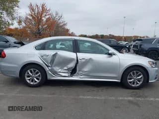 ✅ 2017 Volkswagen Passat S • VIN: 1VWAT7A3XHC031941 • Lot: 43559328. Wystawiony na IAAI z przebiegiem 104 388 mil. Bezpłatny archiwum sprzedaży aukcyjnych z USA i szczegółowy raport historii pojazdu na DreamBid. Zdjęcie 6.