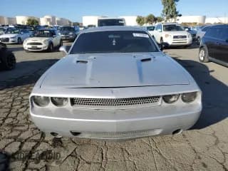 ✅ 2009 Dodge Challenger SE • VIN: 2B3LJ44VX9H522894 • Lot: 81184364. Wystawiony na Copart z przebiegiem 129 069 mil. Bezpłatny archiwum sprzedaży aukcyjnych z USA i szczegółowy raport historii pojazdu na DreamBid. Zdjęcie 5.