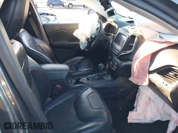 ✅ 2019 Jeep Cherokee Altitude • VIN: 1C4PJMLN0KD213357 • Lot: 41320886. Wystawiony na IAAI z przebiegiem 136 506 mil. Bezpłatny archiwum sprzedaży aukcyjnych z USA i szczegółowy raport historii pojazdu na DreamBid. Zdjęcie 5.