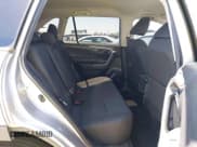 ✅ 2022 Toyota RAV4 LE • VIN: 2T3H1RFV6NC208699 • Lot: 42670555. Wystawiony na IAAI z przebiegiem 83 471 mil. Bezpłatny archiwum sprzedaży aukcyjnych z USA i szczegółowy raport historii pojazdu na DreamBid. Zdjęcie 8.