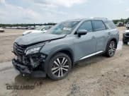 ✅ 2024 Nissan Pathfinder Platinum • VIN: 5N1DR3DH7RC210241 • Лот: 69623955. Опубликован ранее на Copart с пробегом 28 381 миль. Бесплатный доступ к архиву аукционных продаж из США и подробный отчёт об истории автомобиля на DreamBid. Изображение 1.