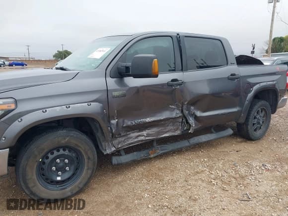 ✅ 2016 Toyota Tundra SR5 • VIN: 5TFDW5F10GX563161 • Lot: 43383511. Wystawiony na IAAI z przebiegiem 159 551 mil. Bezpłatny archiwum sprzedaży aukcyjnych z USA i szczegółowy raport historii pojazdu na DreamBid. Zdjęcie 6.