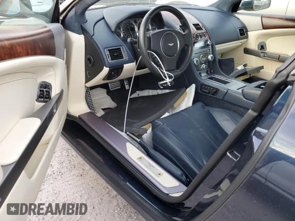 ✅ 2009 Aston Martin DB9 • VIN: SCFAD01E79GA12139 • Lot: 76241164. Wystawiony na Copart z przebiegiem Nie podano. Bezpłatny archiwum sprzedaży aukcyjnych z USA i szczegółowy raport historii pojazdu na DreamBid. Zdjęcie 8.