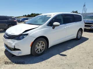 ✅ 2022 Chrysler Voyager LX • VIN: 2C4RC1CG6NR204795 • Лот: 63560874. Опубликован ранее на Copart с пробегом 21 278 миль. Бесплатный доступ к архиву аукционных продаж из США и подробный отчёт об истории автомобиля на DreamBid. Изображение 1.