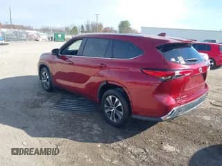 ✅ 2021 Toyota Highlander XLE • VIN: 5TDGZRBH0MS137163 • Lot: 43652069. Listed on IAAI with 25,992 mi. Free auction sales archive from the USA and detailed vehicle history report at DreamBid. Image 3.