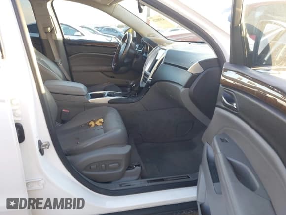 ✅ 2010 Cadillac SRX Luxury Collection • VIN: 3GYFNAEY1AS619419 • Lot: 43580125. Wystawiony na IAAI z przebiegiem 89 313 mil. Bezpłatny archiwum sprzedaży aukcyjnych z USA i szczegółowy raport historii pojazdu na DreamBid. Zdjęcie 5.