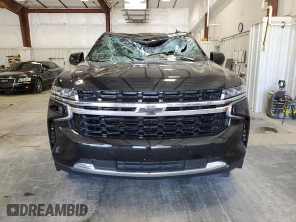 ✅ 2023 Chevrolet Suburban LS • VIN: 1GNSKBEDXPR507852 • Lot: 68348864. Wystawiony na Copart z przebiegiem 20 808 mil. Bezpłatny archiwum sprzedaży aukcyjnych z USA i szczegółowy raport historii pojazdu na DreamBid. Zdjęcie 5.