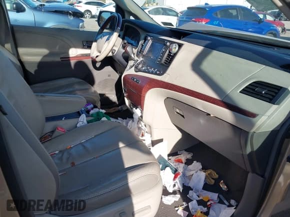 ✅ 2011 Toyota Sienna Limited • VIN: 5TDDK3DC1BS009551 • Lot: 43695139. Listed on IAAI with 215,918 mi. Free auction sales archive from the USA and detailed vehicle history report at DreamBid. Image 5.