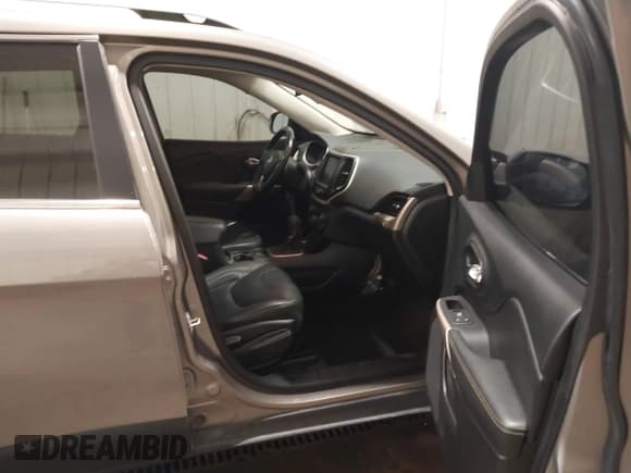 ✅ 2018 Jeep Cherokee Limited • VIN: 1C4PJMDB6JD613166 • Lot: 43260618. Wystawiony na IAAI z przebiegiem 92 627 mil. Bezpłatny archiwum sprzedaży aukcyjnych z USA i szczegółowy raport historii pojazdu na DreamBid. Zdjęcie 5.